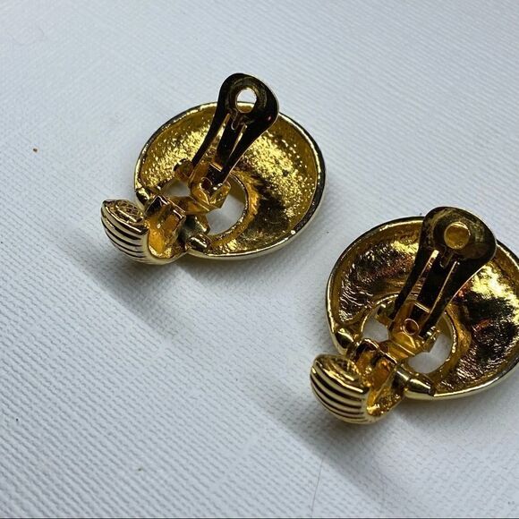 Earrings – Vintage 1970s Gold Tone Door Knocker Clip-Ons - Picture 5 of 7